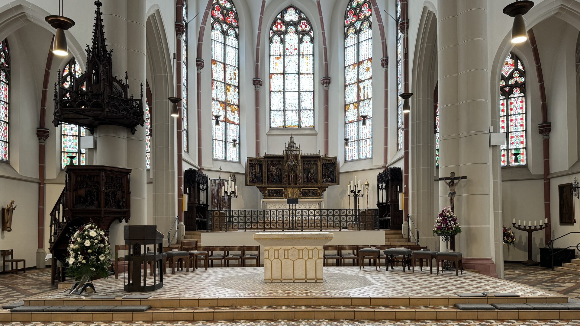 "Katholischer Gottesdienst - Der Apostel Thomas - ein Kritiker mit Vertrauen": Innenansicht der Pfarrkirche St. Gertrud in Düsseldorf-Eller mit Blick zum Altar.
