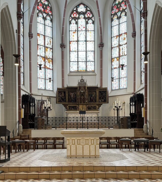 "Katholischer Gottesdienst - Der Apostel Thomas - ein Kritiker mit Vertrauen": Innenansicht der Pfarrkirche St. Gertrud in Düsseldorf-Eller mit Blick zum Altar.