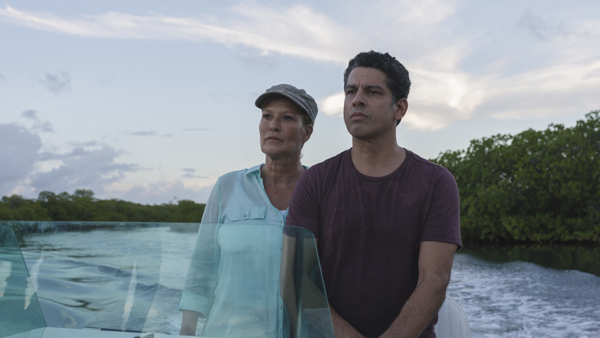 "Ein Sommer in Florida": Henriette Stetter (Suzanne von Borsody) und Miguel Perez (Bruno Irizarry) fahren auf dem Boot durch die Mangroven Floridas.