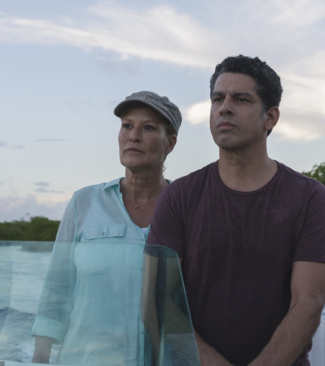 "Ein Sommer in Florida": Henriette Stetter (Suzanne von Borsody) und Miguel Perez (Bruno Irizarry) fahren auf dem Boot durch die Mangroven Floridas.