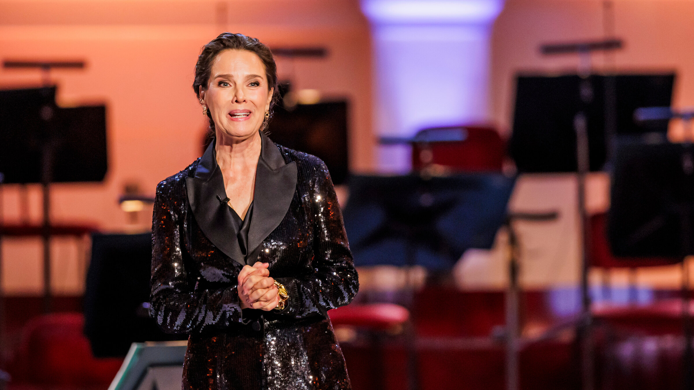 "OPUS KLASSIK 2026": DÃ©sirÃ©e Nosbusch steht auf einer BÃ¼hne und lÃ¤chelt in die Kamera.