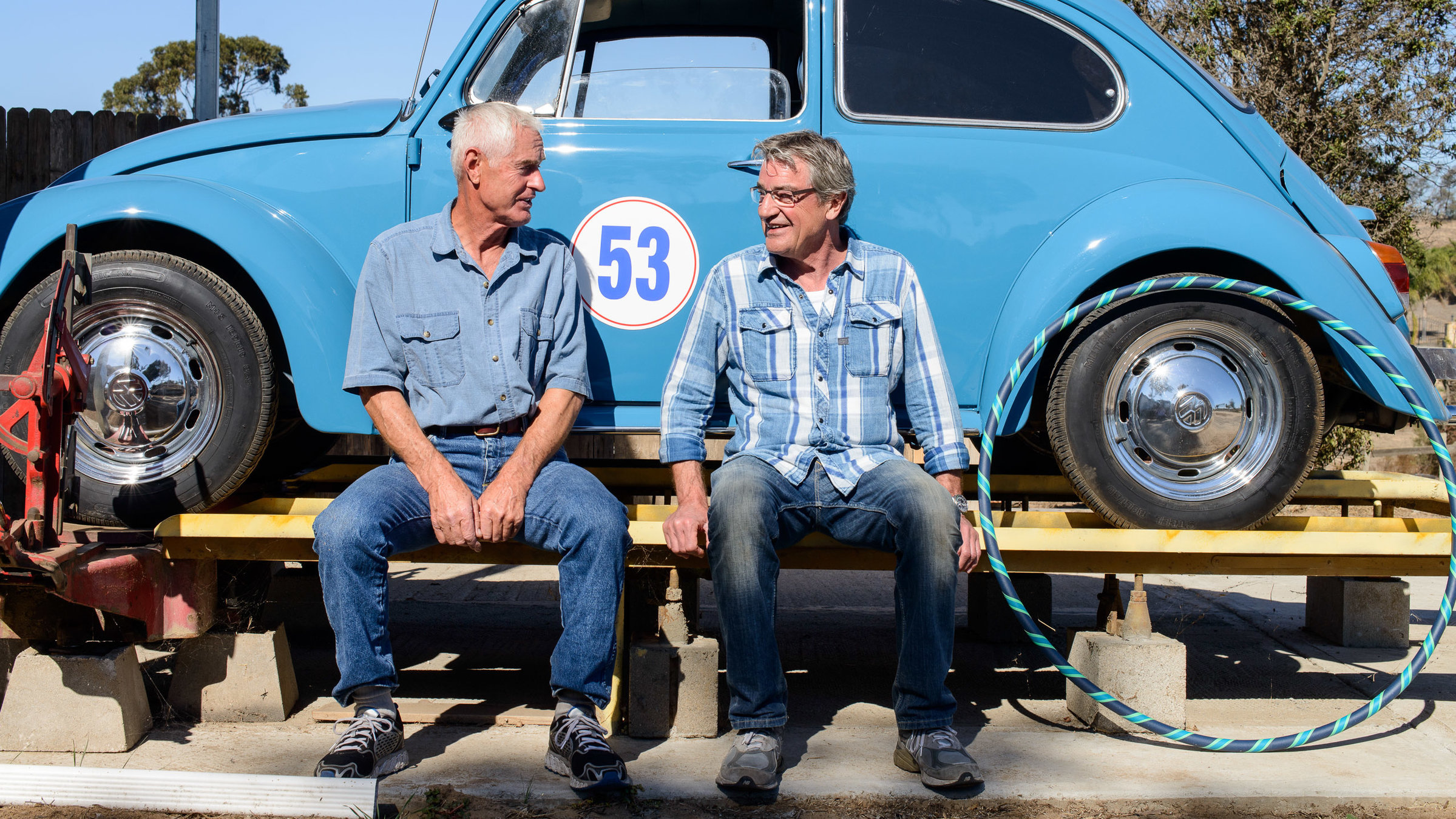 "Gernstl unterwegs": Kalifornien - San Francisco. Eine internationale bayerische Familie. Mutter Theresia (links) kam von den Philippinen nach München und bäckt jetzt in Kalifornien bayerischen Pot Pie mit Schweinebratenfüllung. Die in München geborene Tochter und ihr Giesinger Ehemann (rechts) sind ebenfalls nach San Francisco ausgewandert.