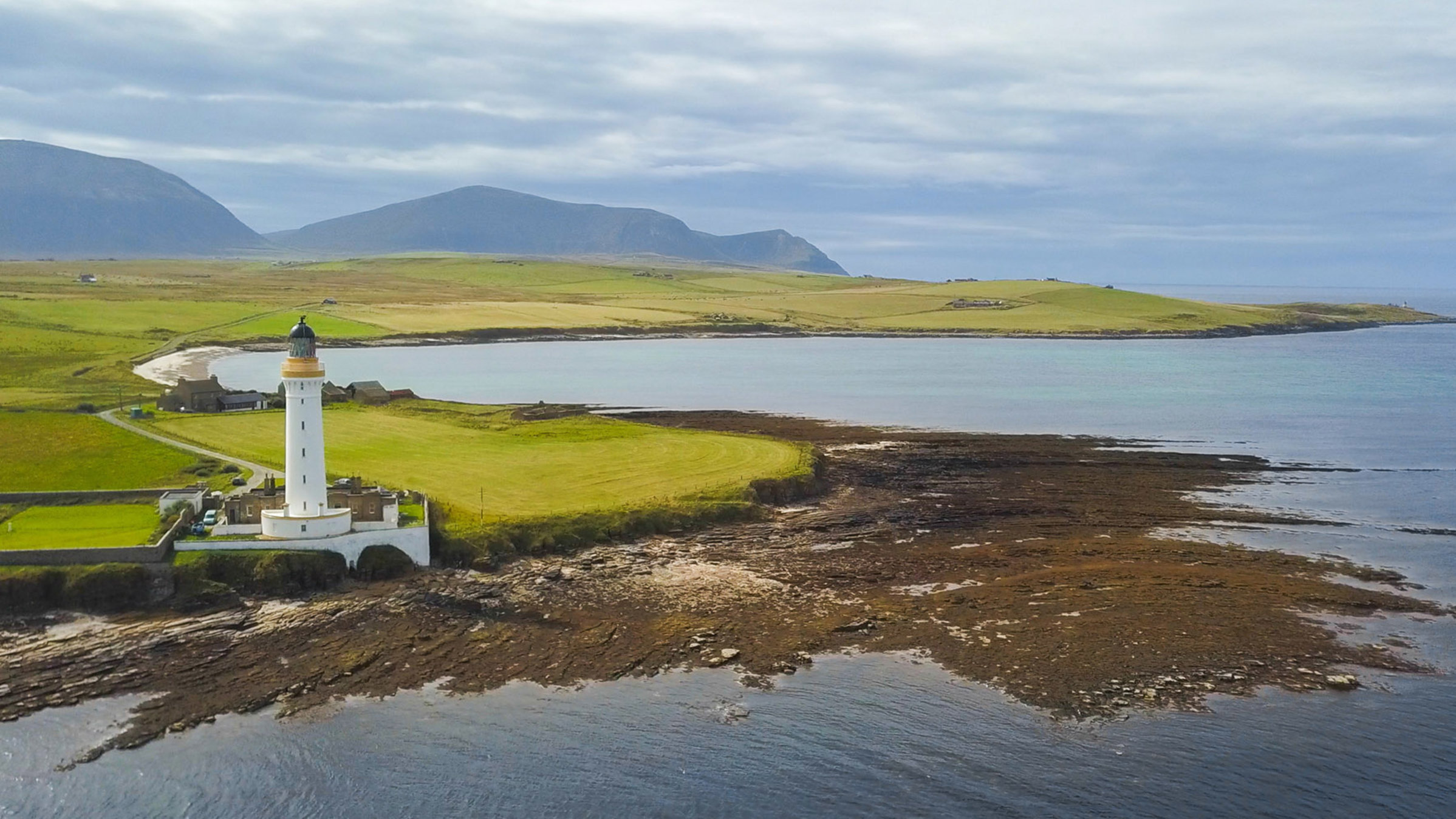 "Die Inseln der Queen: Orkney": Panoramablick auf die Die Orkney Inseln