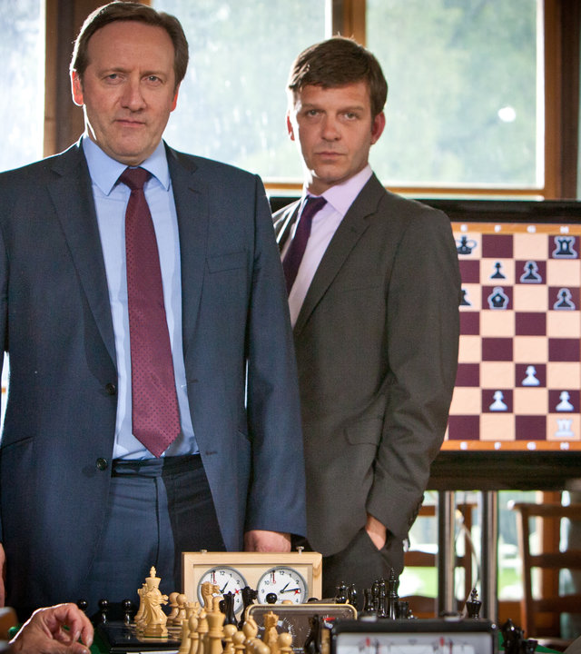 "Inspector Barnaby: König Dame Tod": DCI Barnaby und DS Jones (Neil Dudgeon, Jason Hughes) stehen vor einer Gruppe schachspielender Damen.
