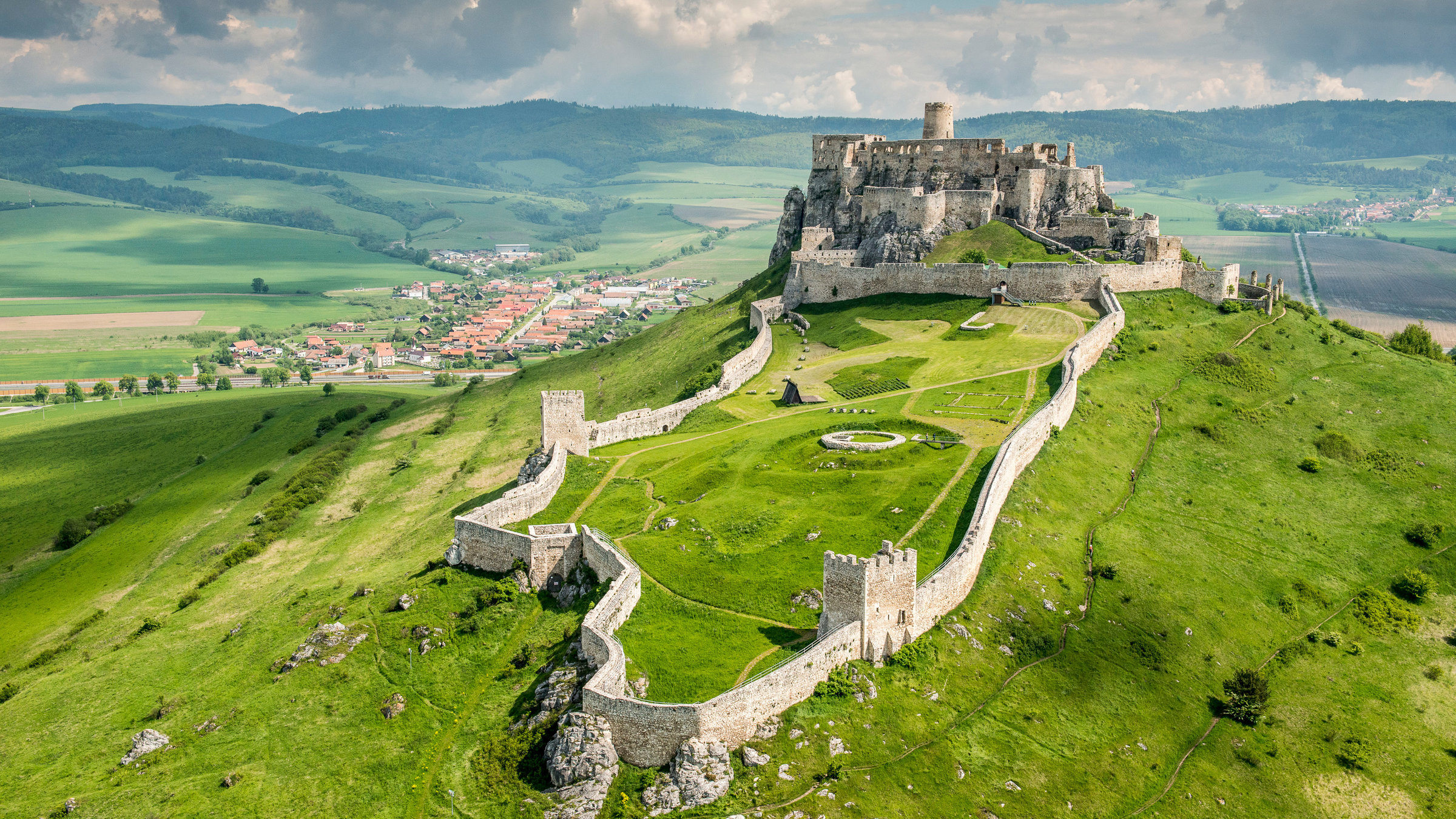 "Wilde Slowakei": Flugaufnahmen, die das ganze Land aus der Vogelperspektive zeigen, prägen den Film ebenso, wie aufwändig gedrehte Bilder der kulturellen Schätze der Slowakei. Die Zipser Burg (im Bild) zum Beispiel im Nordosten des Landes, die die zweitgrößte Burgruine Mitteleuropas darstellt, ist umgeben von extensiv bewirtschaftetem Bauernland und kleinen Dörfchen, in denen noch viele Störche brüten. Die Hänge des Travertinkegels, auf dem die Burg steht, sind von weitläufigen Trockenrasen bedeckt.