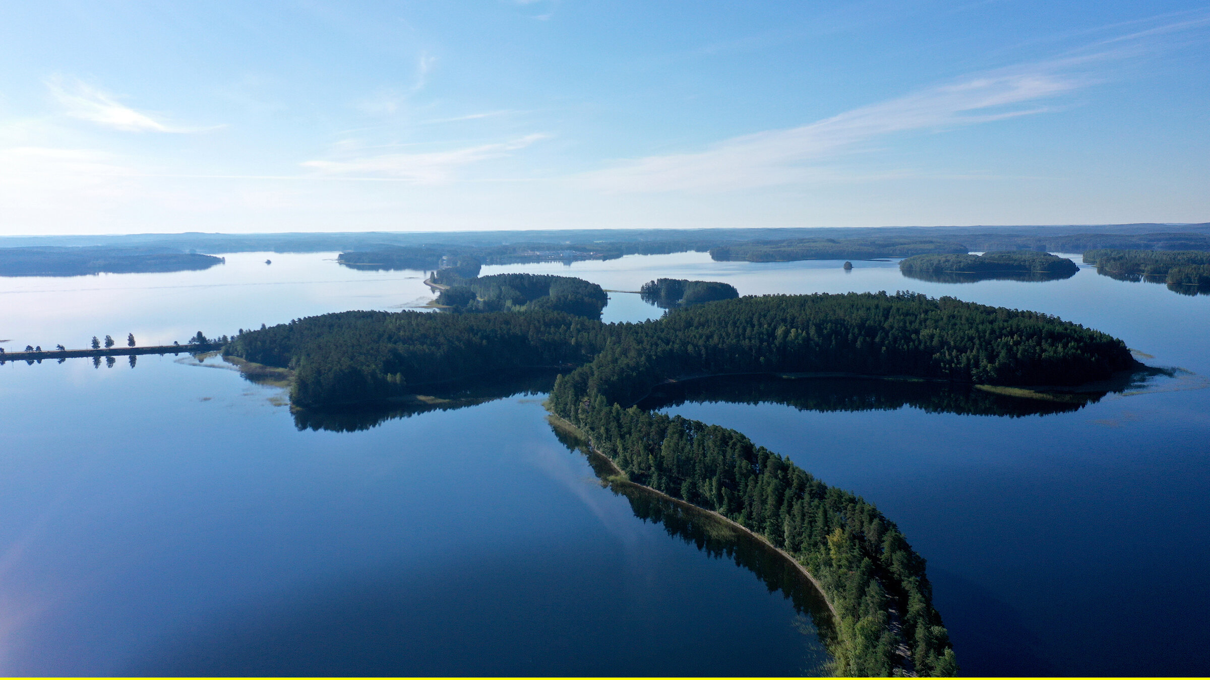 "Finnland - Sommer auf der Seenplatte": Ein Wallberg ist ein langgestreckter Hügelrücken aus der Eiszeit. Der Wallberg von Punkaharju führt mitten durch den See und gehört zu den Naturdenkmälern Finnlands.