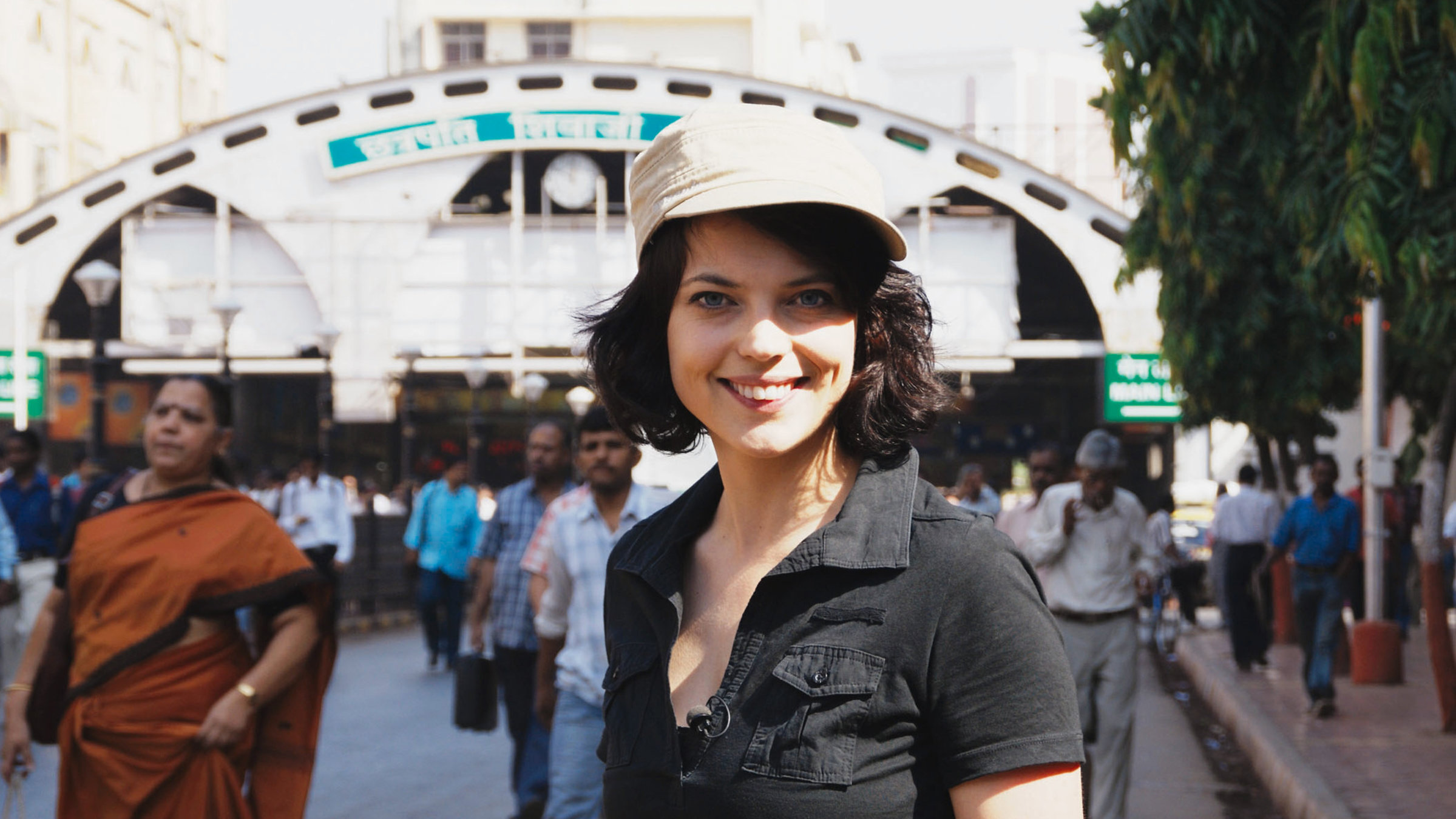 "Fernweh: Zug um Zug": Mona Vetsch vor dem Seiteneingang des Victoria Terminus in Mumbai.