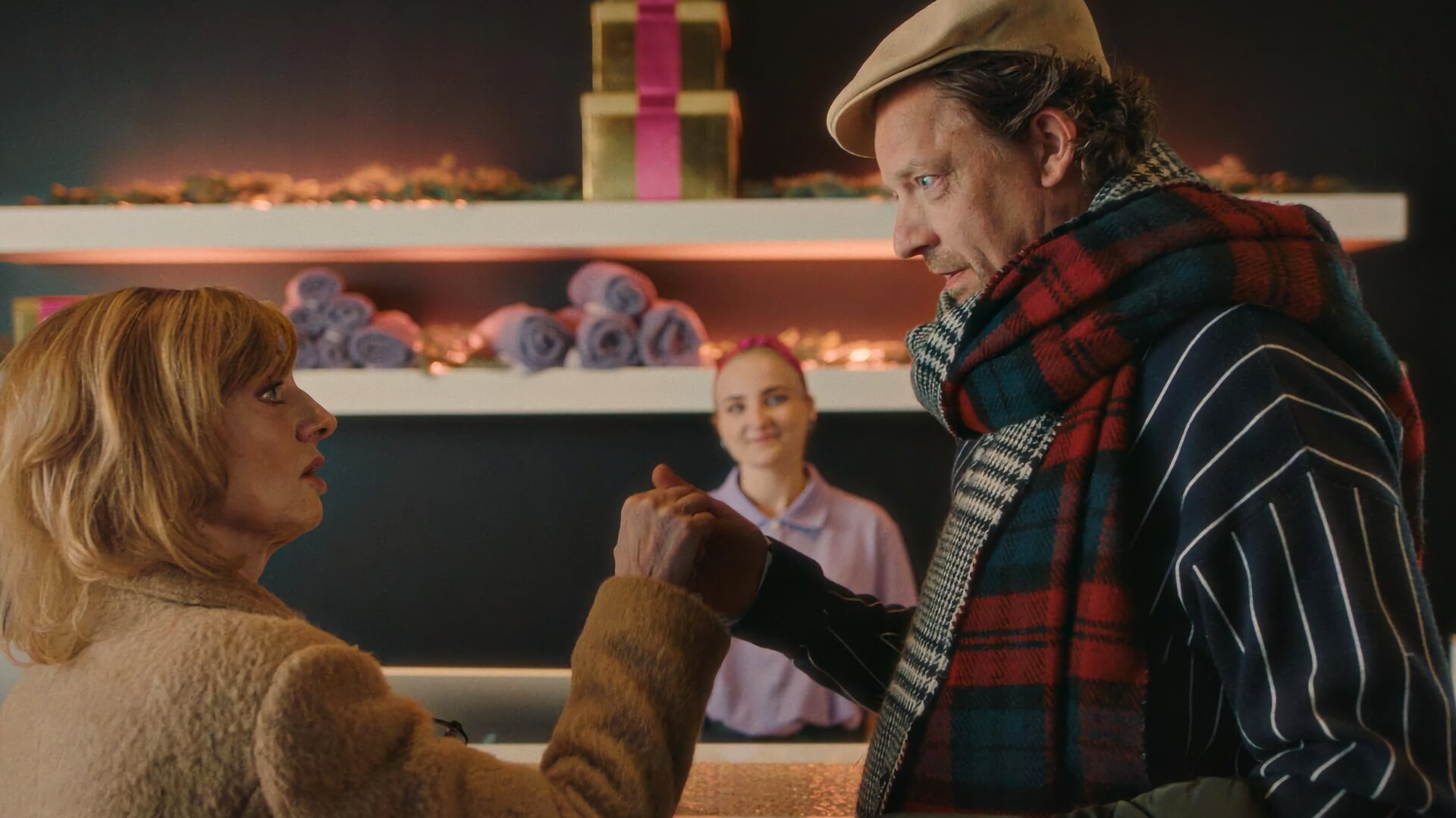 "Single Bells - Only Losers for Annie? - Robby": Annie (Marleen Merckx) und Robby (Ben Segers) stehen sich gegenüber und halten sich an den Händen.