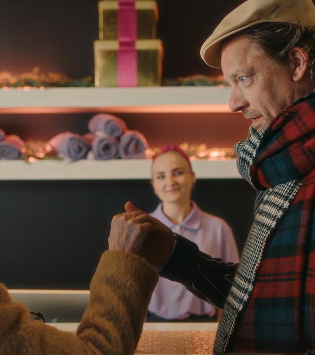 "Single Bells - Only Losers for Annie? - Robby": Annie (Marleen Merckx) und Robby (Ben Segers) stehen sich gegenüber und halten sich an den Händen.