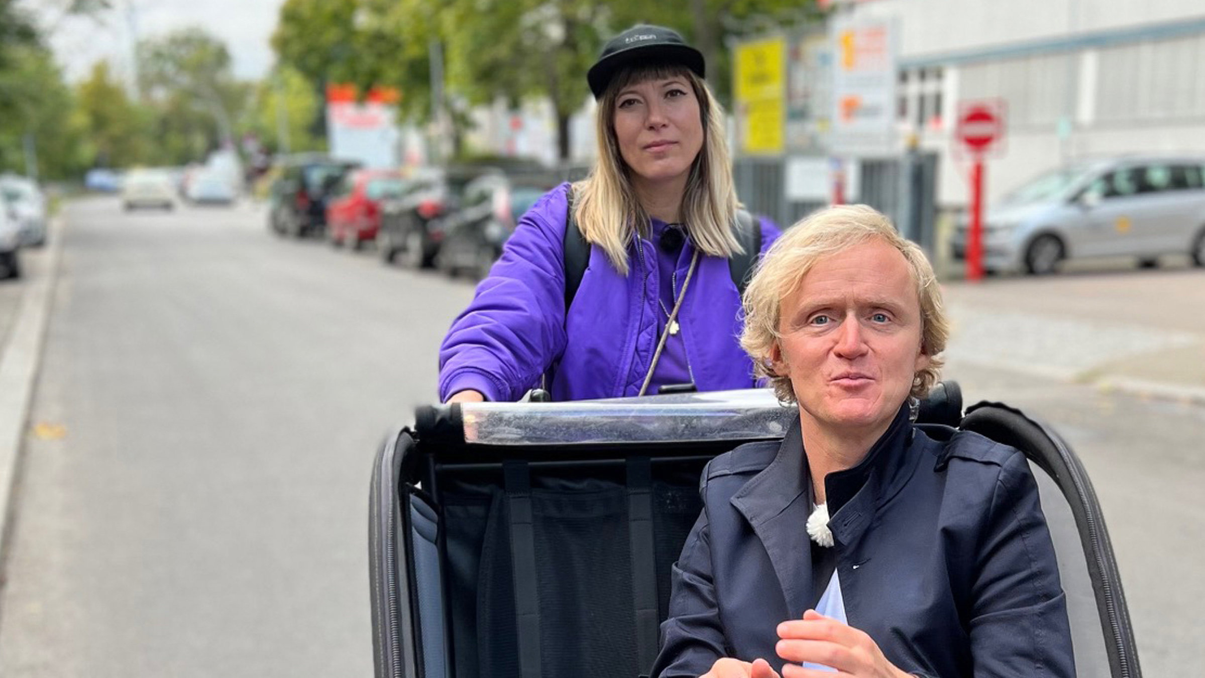 "Kurzstrecke mit Pierre M. Krause - Mieze Katz auf Outfit-Tour": Endlich können sie ihr 2020 veröffentlichtes Album "Limbo" auf großer Bühne spielen. Vor dem großen Auftritt steht aber erstmal die große Anprobe. Eine Show ist nämlich nur so gut wie das Outfit, dass man dazu trägt. Das weiß nicht nur Lady Gaga, sondern auch der fleischgewordene Anzug himself: Pierre M. Krause. Er begleitet Mieze heute durch die Irren und Wirren der Fashion-Welt.