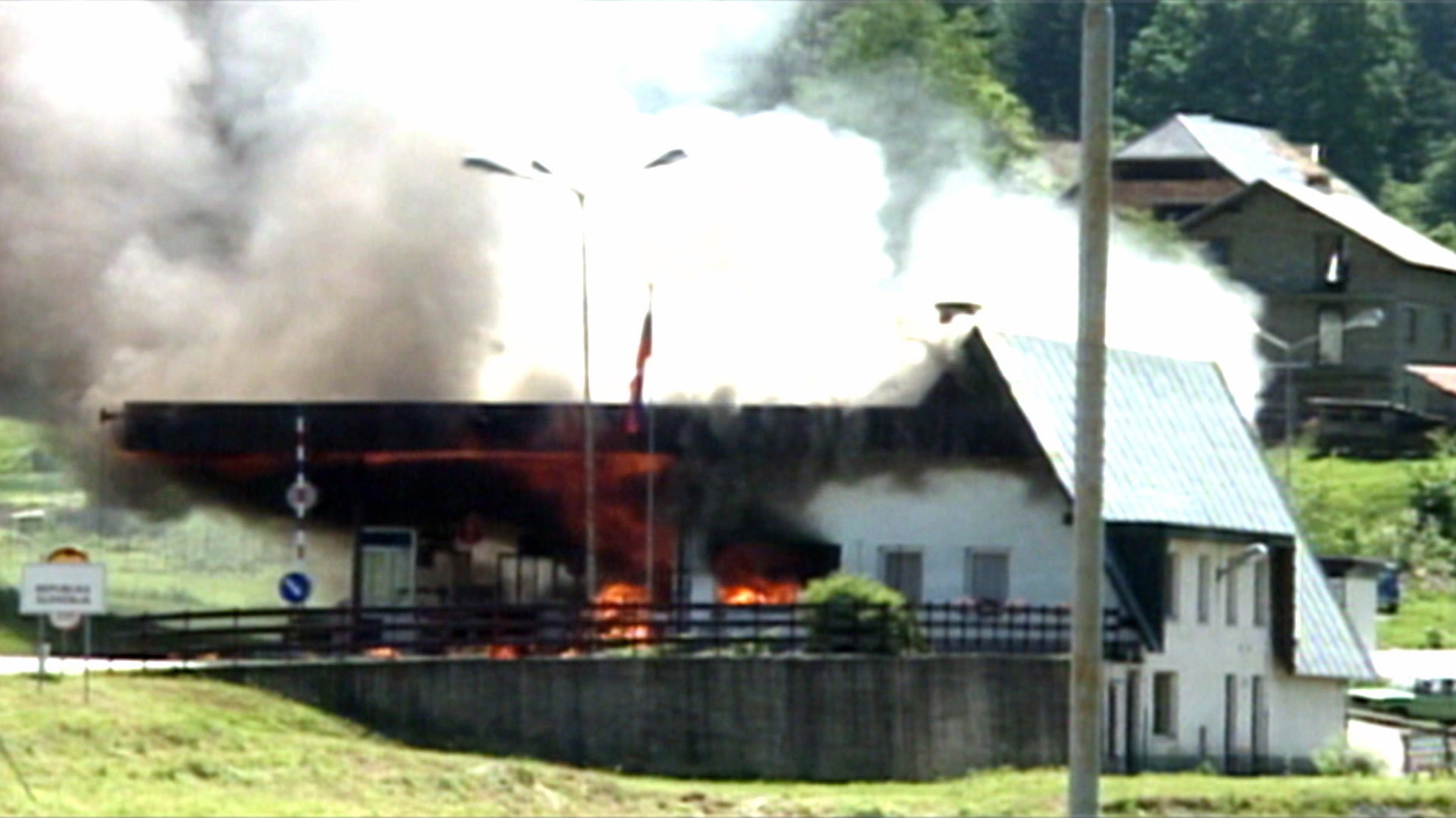 "Österreich II - Auf dem Weg nach Europa": "Nachbar in Not" - 1992 haben die Österreicher mit der Hilfsaktion auf den Krieg im Nachbarland Jugoslawien reagiert.