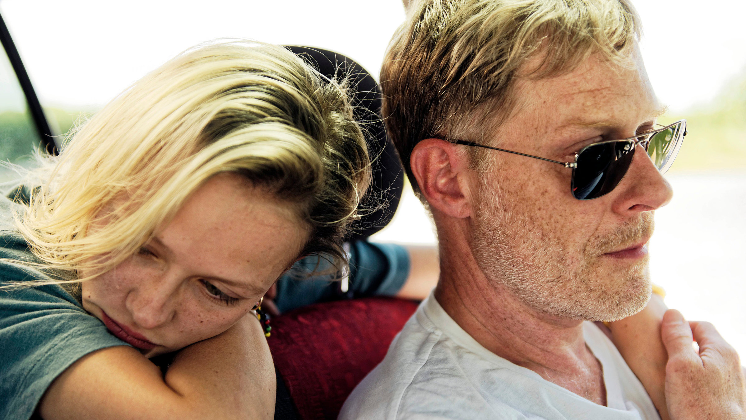 "Tatort: Für immer und dich": Was verbindet den Mann und das Mädchen (Meira Durand und Andreas Lust), die da Kilometer um Kilometer durch den Schwarzwald fahren?