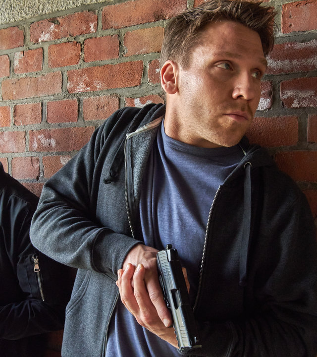 "Tod im Internat (1)": Isabell Moosbach alias Karla Parker (Nadja Uhl) und ihr Kollege Sellinger (Hanno Koffler) stehen mit Pistolen im Anschlag vor einer Wand und suchen Deckung.