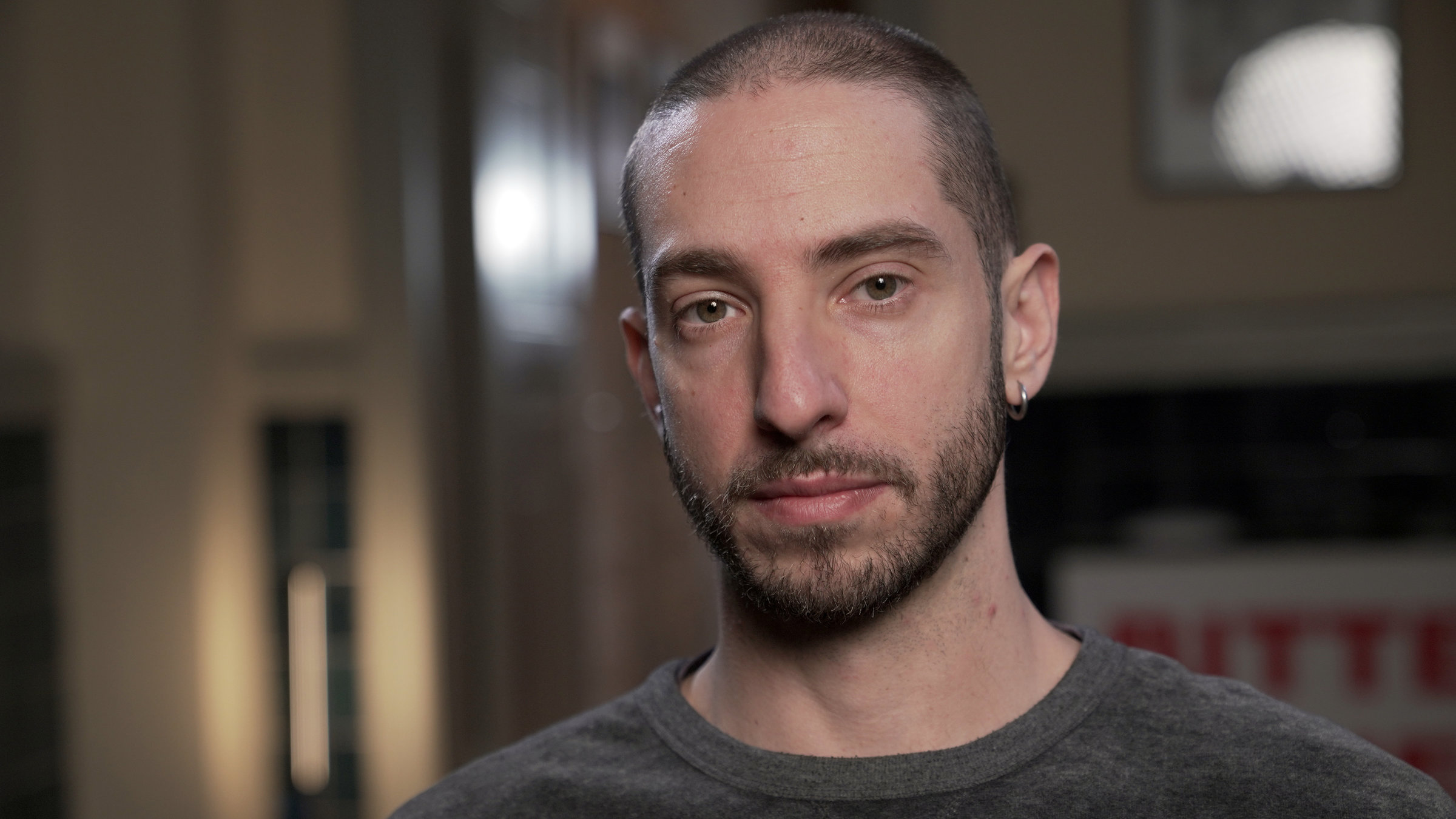 "37°Leben - Zeitenwende – Jüdisch in Deutschland": Noam Brusilovsky, ein junger, dunkelhaariger Mann mit kurzem Bart, schaut direkt in die Kamera.