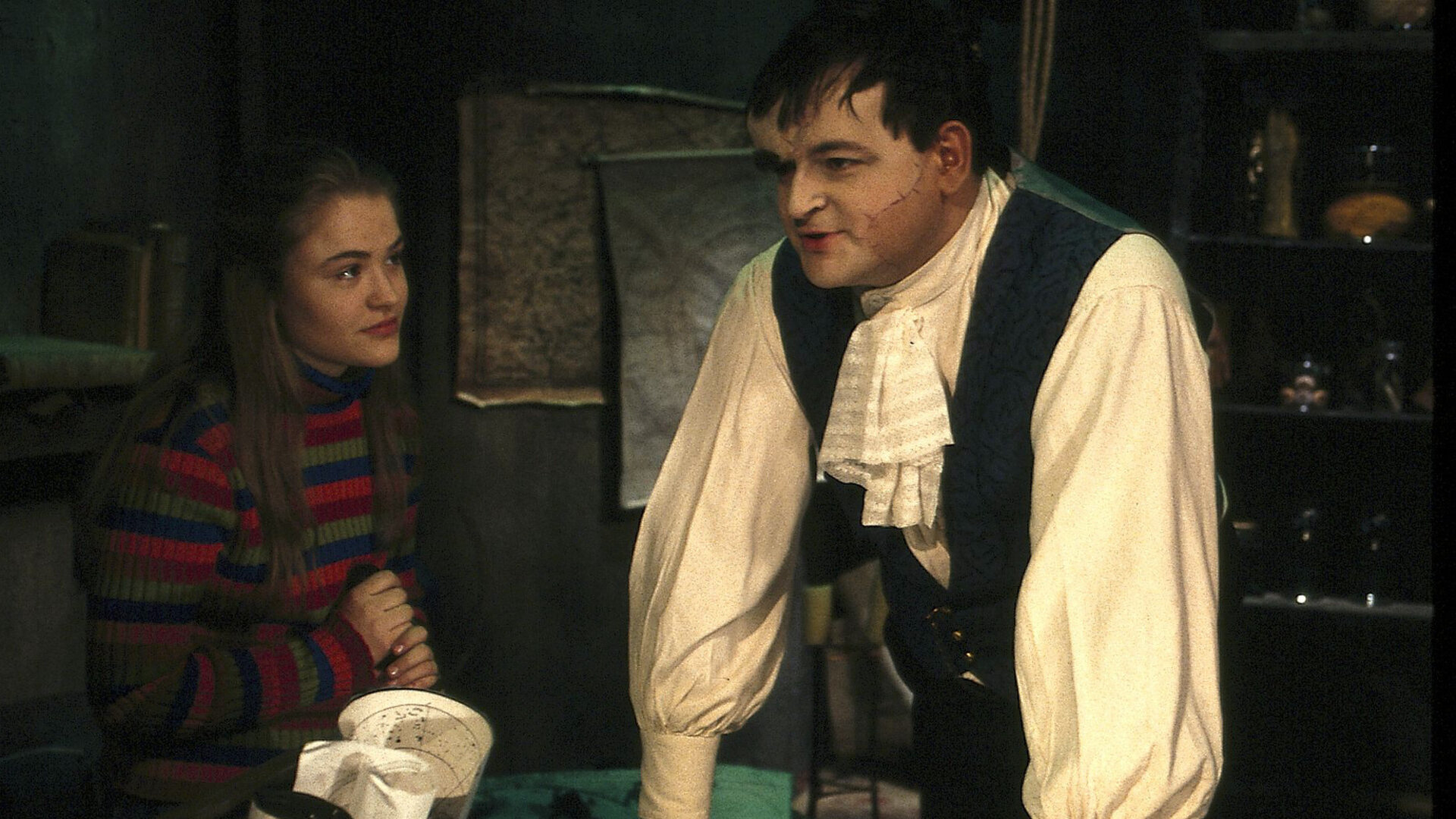 "Sprechstunde bei Dr. Frankenstein": Lenni (Michael Trischan) Franzi Frankenstein (Floriane Eichhorn) stehen in Lennis Experimentierkeller.