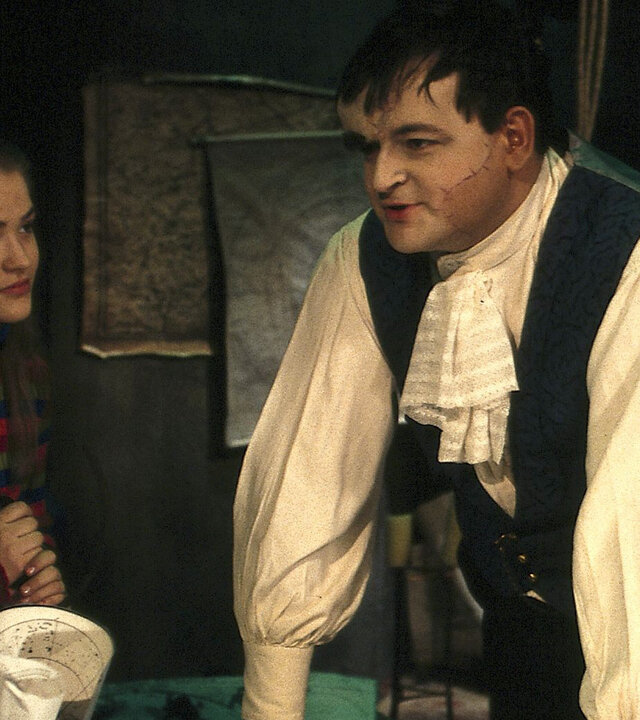 "Sprechstunde bei Dr. Frankenstein": Lenni (Michael Trischan) Franzi Frankenstein (Floriane Eichhorn) stehen in Lennis Experimentierkeller.