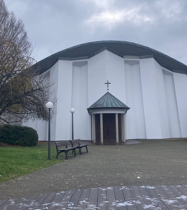 "Katholischer Gottesdienst -  Kirche- ganz anders": Außenansicht des Eingangsportals der Kirche Sankt Suitbert in Essen-Überruh.