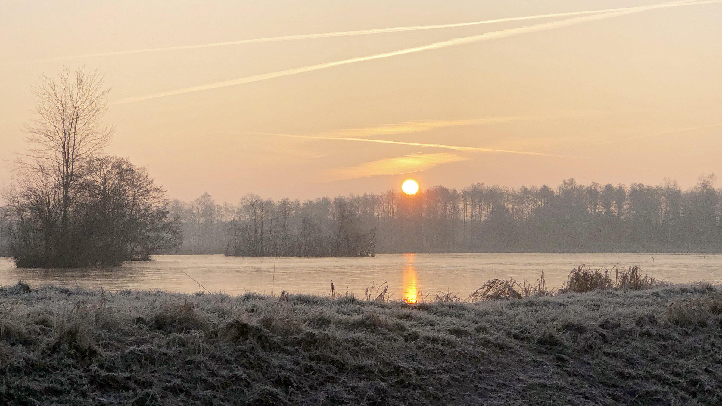 "Winter in der Lüneburger Heide": Ein Teich bei Sonnenaufgang im Winter