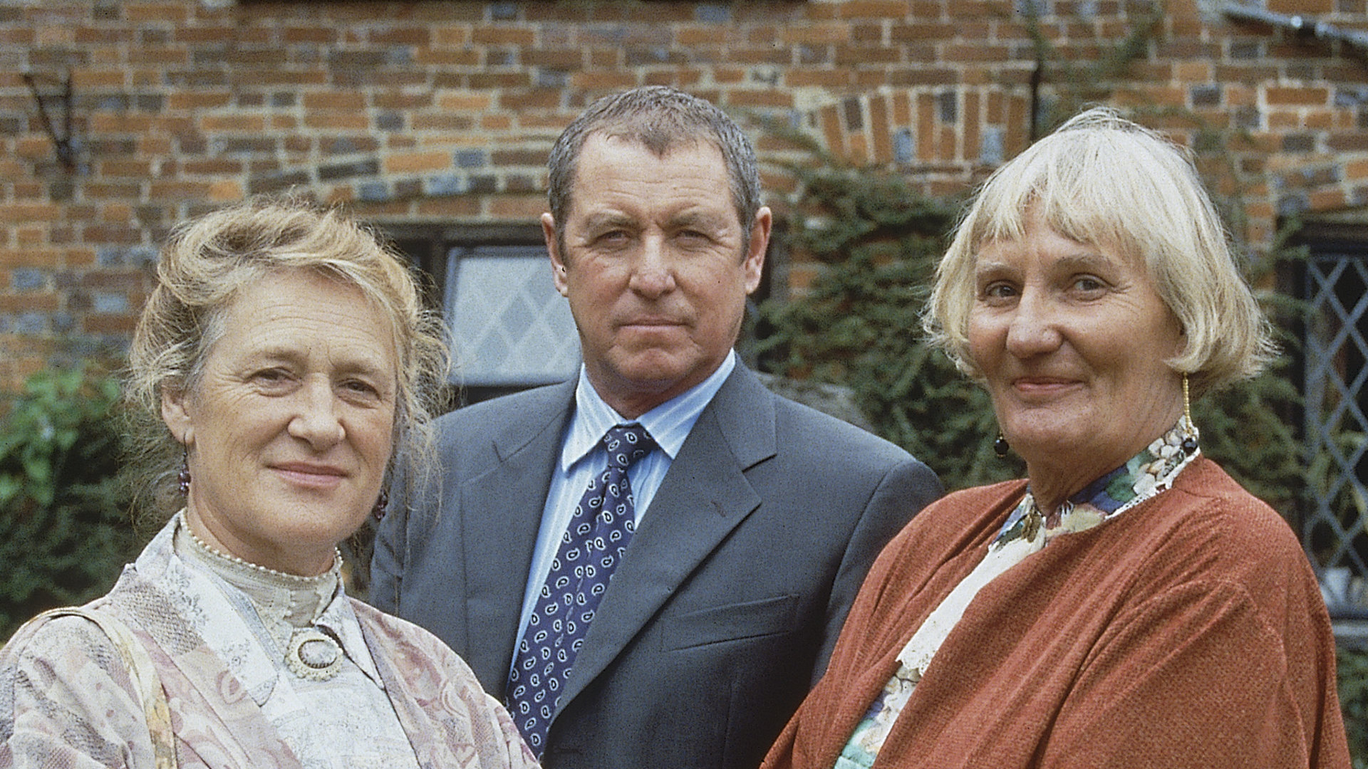 "Inspector Barnaby - Der Tote im Kornkreis": Inspector Barnaby (John Nettles) steht zwischen den Schwestern Alice (Merelina Kendall) und Marian Leonard (Charmian May). Sie schauen in die Kamera.