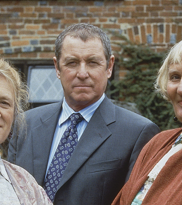 "Inspector Barnaby - Der Tote im Kornkreis": Inspector Barnaby (John Nettles) steht zwischen den Schwestern Alice (Merelina Kendall) und Marian Leonard (Charmian May). Sie schauen in die Kamera.