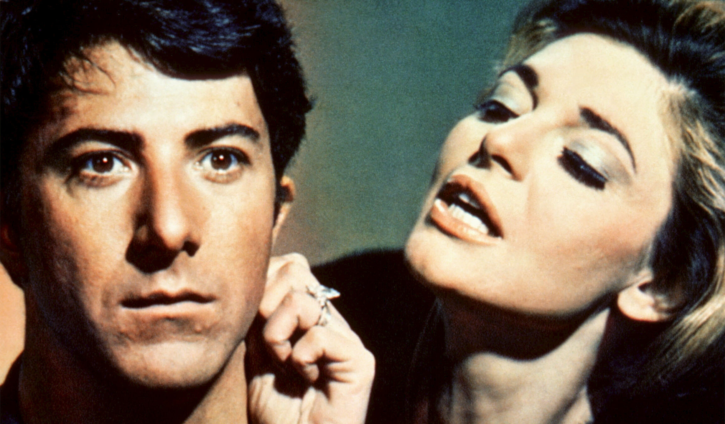 Mrs. Robinson (Anne Bancroft) hat es geschafft, Benjamin Braddock (Dustin Hoffman) zu verführen. Seitdem trifft sie sich mit ihm häufig zu einem Schäferstündchen in einem Hotelzimmer.