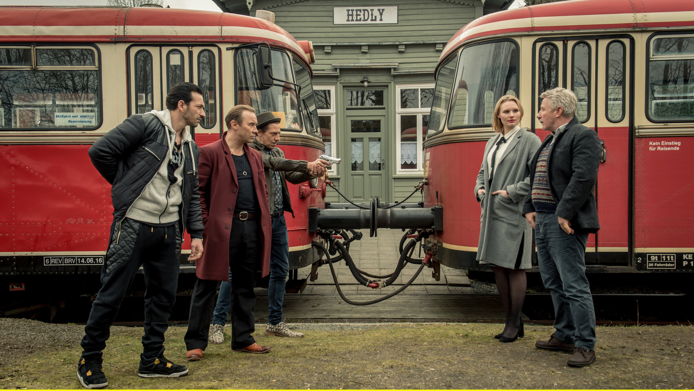 "13 Uhr mittags": Bahnhof Hedly: Die damaligen Bankräuber Simon Held (Thomas Arnold) und Werner Eck (Milton Welsh), unterstützt von Mehmet (Arnel Taci), treffen auf Polizeidienststellenleiter Olaf Gabriel (Jörg Schüttauf) und LKA-Beamtin Gracia Keller (Rosalie Thomass).