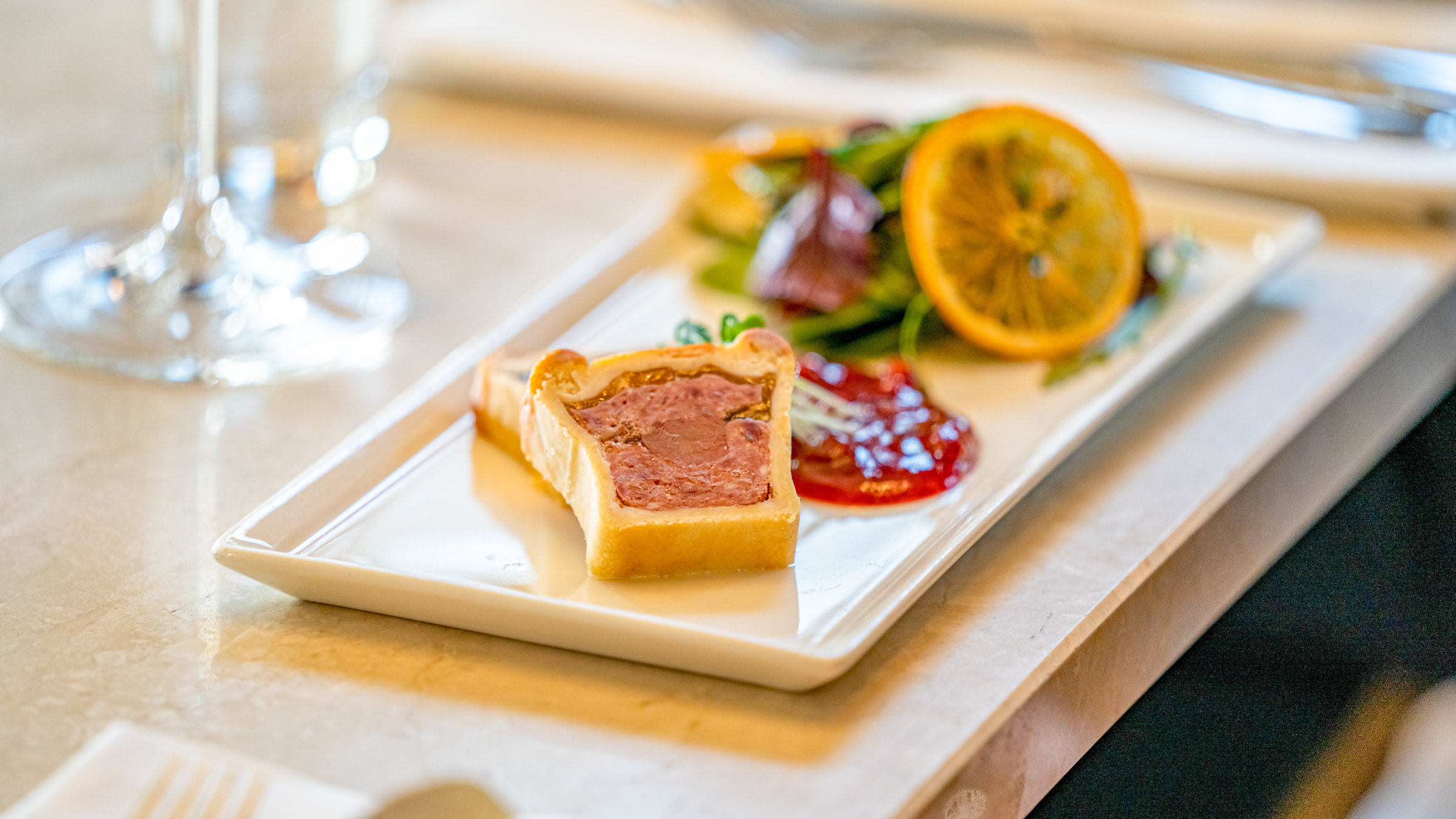 "Schönbrunner Frühlingsgeschichten": Teller mit Pastete und Salat