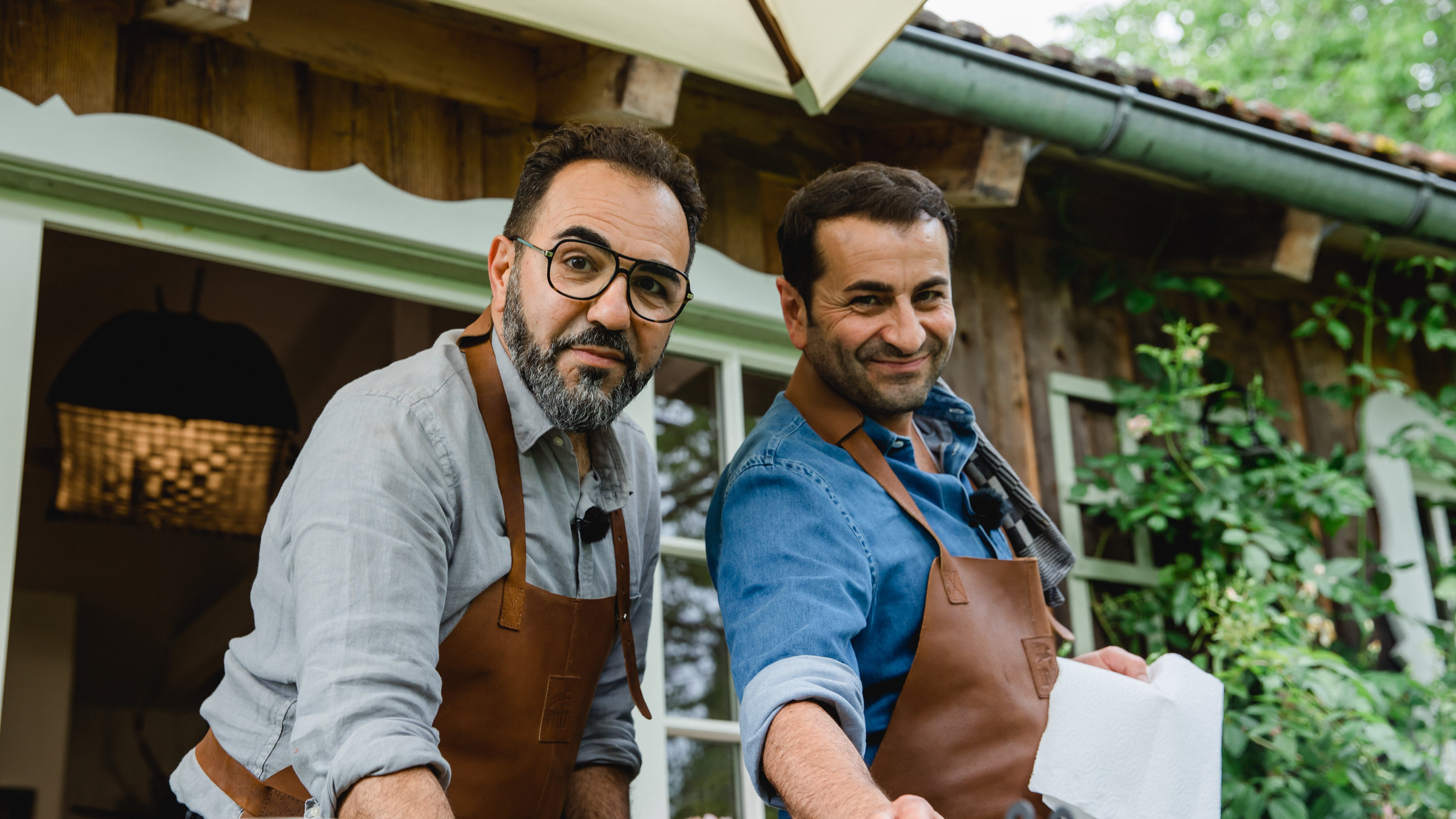 "Grillen mit Ali und Adnan": Schauspieler Adnan Maral (links) und Spitzenkoch Ali Güngörmüs gemeinsam am Grill.