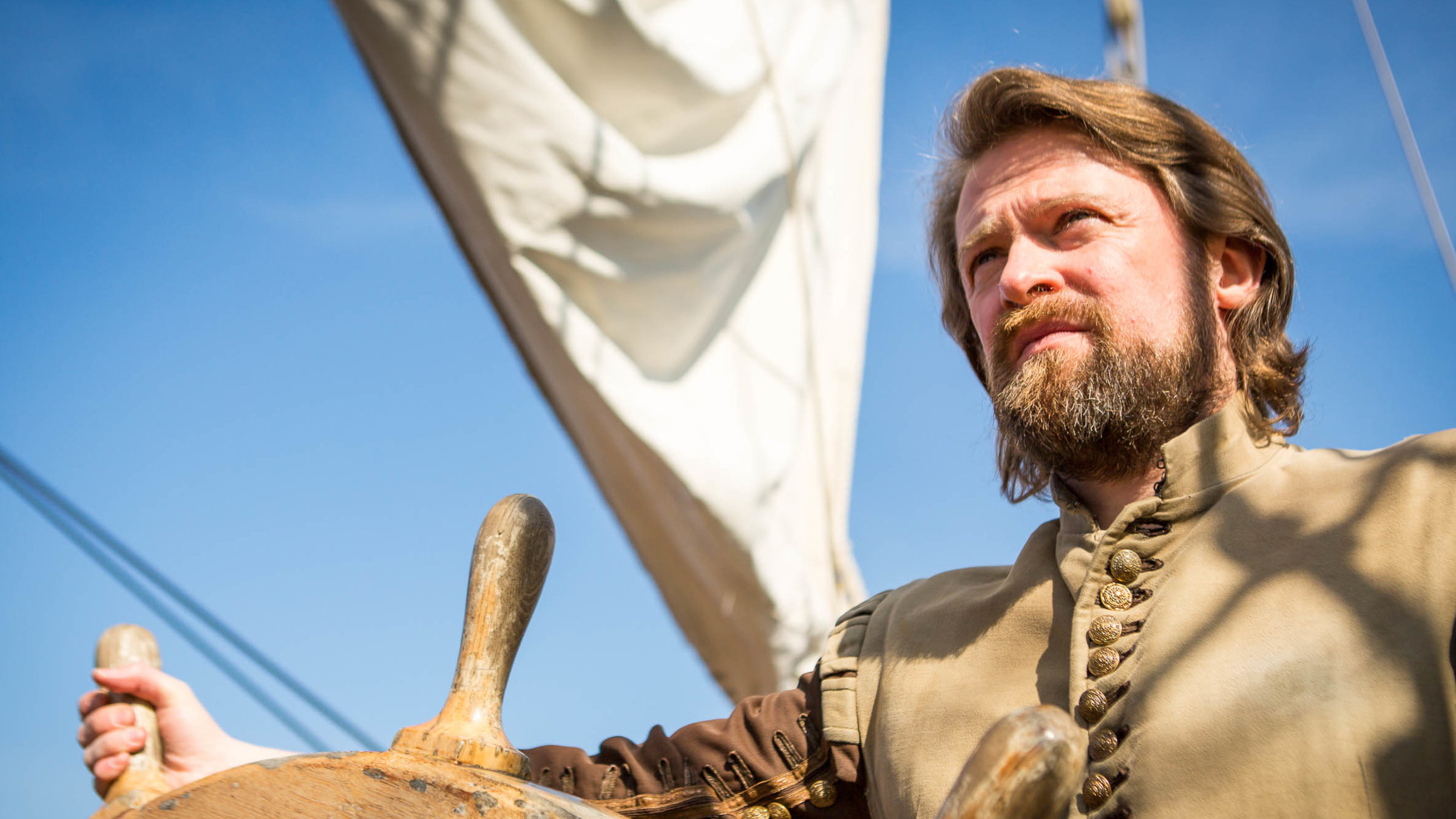 "Terra X: Freibeuter der Meere - Sir Francis Drake": Spielszene - Drake am Steuerrad seines Schiffes.