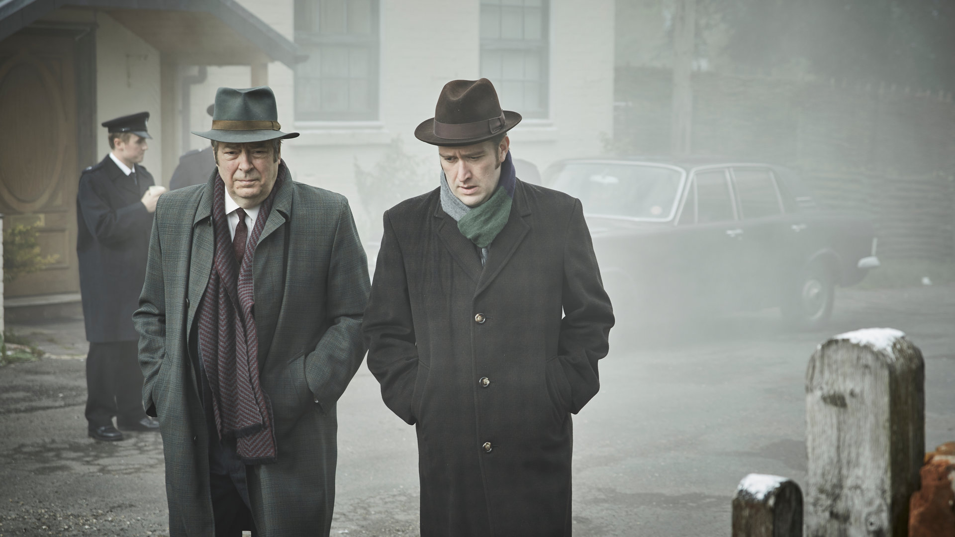"Der junge Inspektor Morse - Endstation": Fred Thursday (Roger Allam) und Jim Strange (Sean Rigby) laufen durch den Nebel zu einem Friedhof und unterhalten sich.