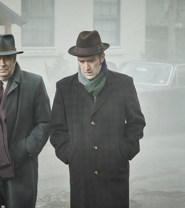 "Der junge Inspektor Morse - Endstation": Fred Thursday (Roger Allam) und Jim Strange (Sean Rigby) laufen durch den Nebel zu einem Friedhof und unterhalten sich.