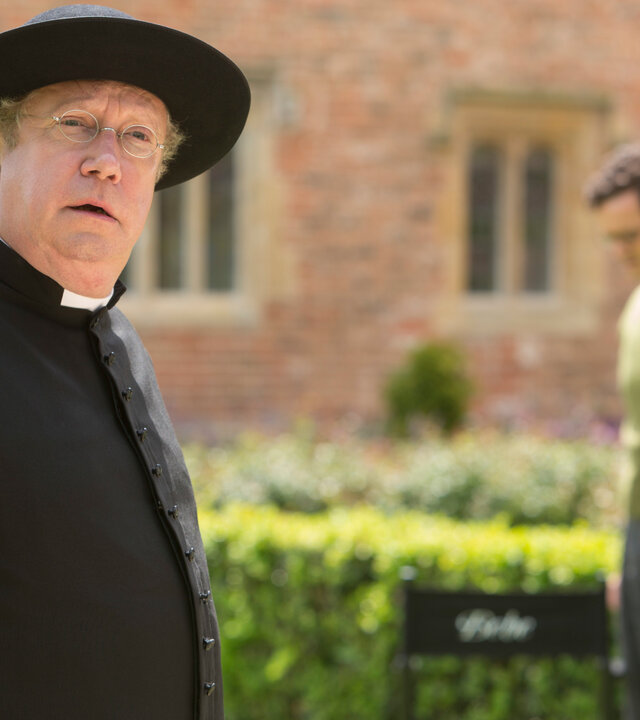 "Father Brown - Die Maske des Dämon": Father Brown (Mark Williams) in Nahaufnahme.