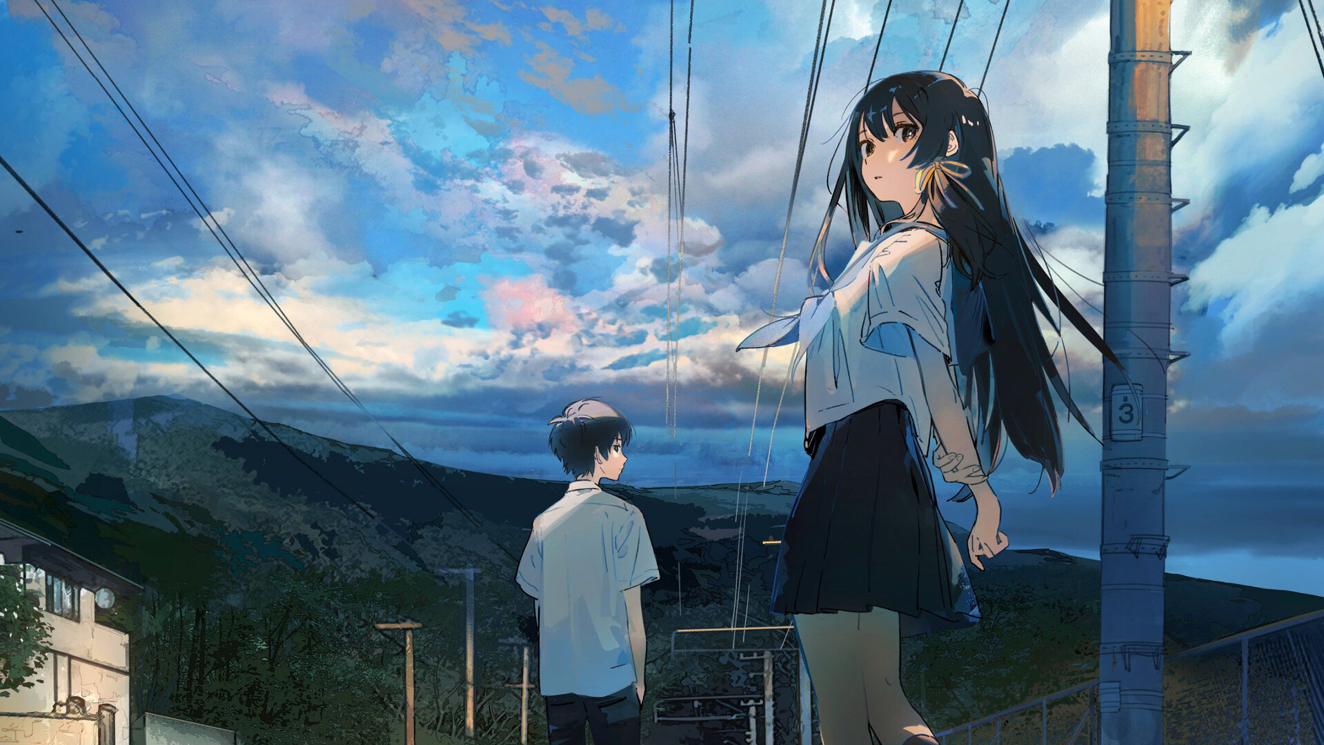 "Tunnel to Summer": Anime, Halbnahe, leichte Untersicht: Kaoru Tono (Oji Suzuka) und seine neue Mitschülerin Anzu Hanashiro (Marie Iitoyo) stehen in Schuluniformen auf einer Eisenbahnbrücke neben einem nur teilweise sichtbaren Haus. Kaoru hat sich abgewandt, Anzu schaut über ihre Schulter nach hinten. Im Hintergrund liegt ein Gebirgszug unter blauem Wolkenhimmel.