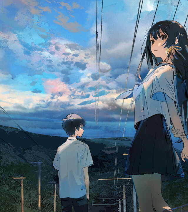 "Tunnel to Summer": Anime, Halbnahe, leichte Untersicht: Kaoru Tono (Oji Suzuka) und seine neue Mitschülerin Anzu Hanashiro (Marie Iitoyo) stehen in Schuluniformen auf einer Eisenbahnbrücke neben einem nur teilweise sichtbaren Haus. Kaoru hat sich abgewandt, Anzu schaut über ihre Schulter nach hinten. Im Hintergrund liegt ein Gebirgszug unter blauem Wolkenhimmel.