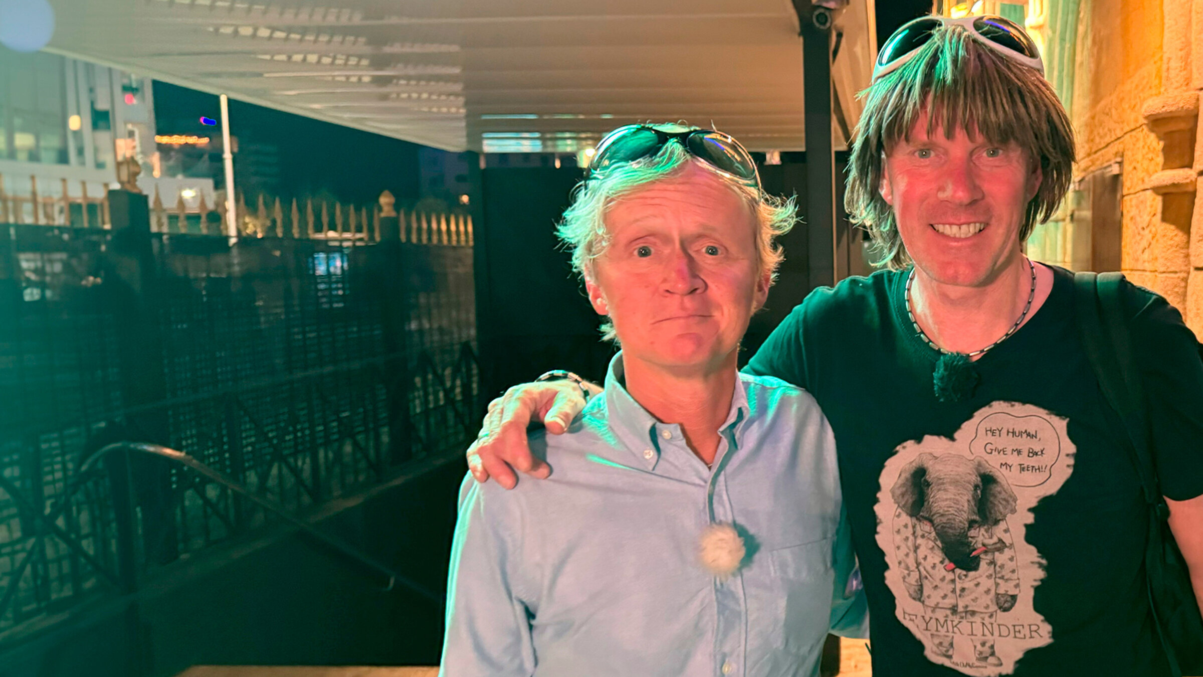 "Kurzstrecke mit Pierre M. Krause - Mickie Krause reißt die Hölle ab": Eine Insel mit zwei Krauses! Der eine, Mickie (re.), hat Angst, vergessen zu werden. Beim Blick in sein Publikum eine vollkommen nachvollziehbare Sorge. Denn anders als er lackieren die sich nicht die Brille, sondern leidenschaftlich gern den Helm. Dreischichtig. Der andere, Pierre M., stürzt mit seinem Namensvetter erst einen Sundowner die Kehle herunter und sich selbst danach in den Feuilleton-Artikel über seine persönliche Hölle. König dieser Hölle und Kaiser von Mallorca: Mickie Krause!