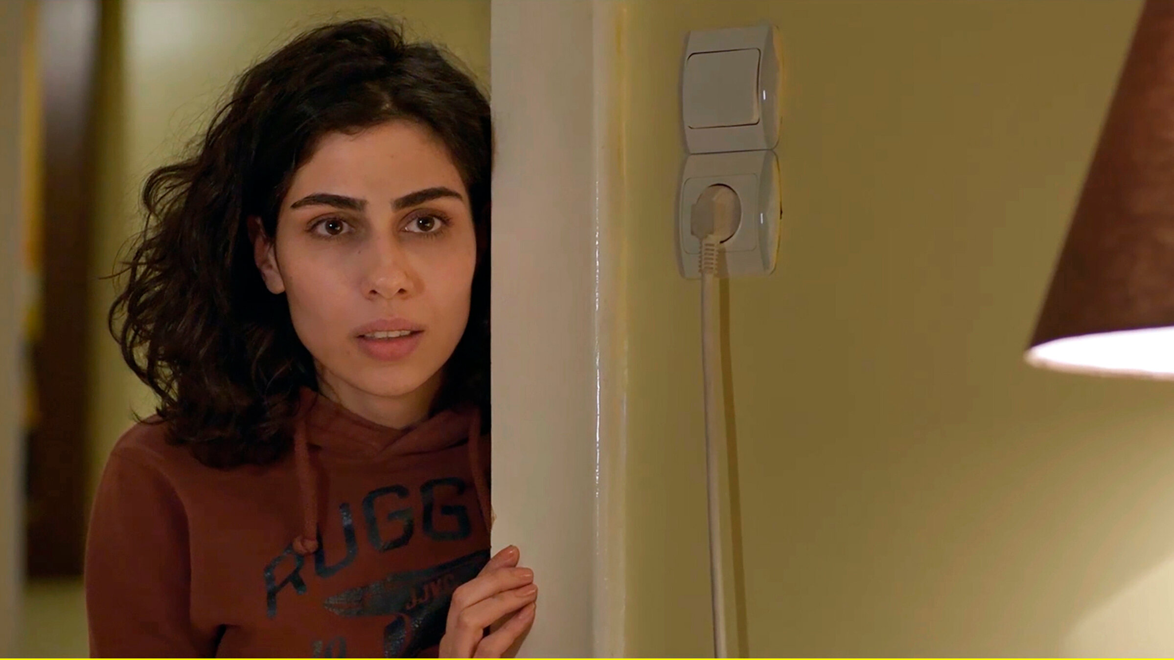 "Momê": Arjin (Heja Türk) fühlt sich in ihrer Wohnung beobachtet.