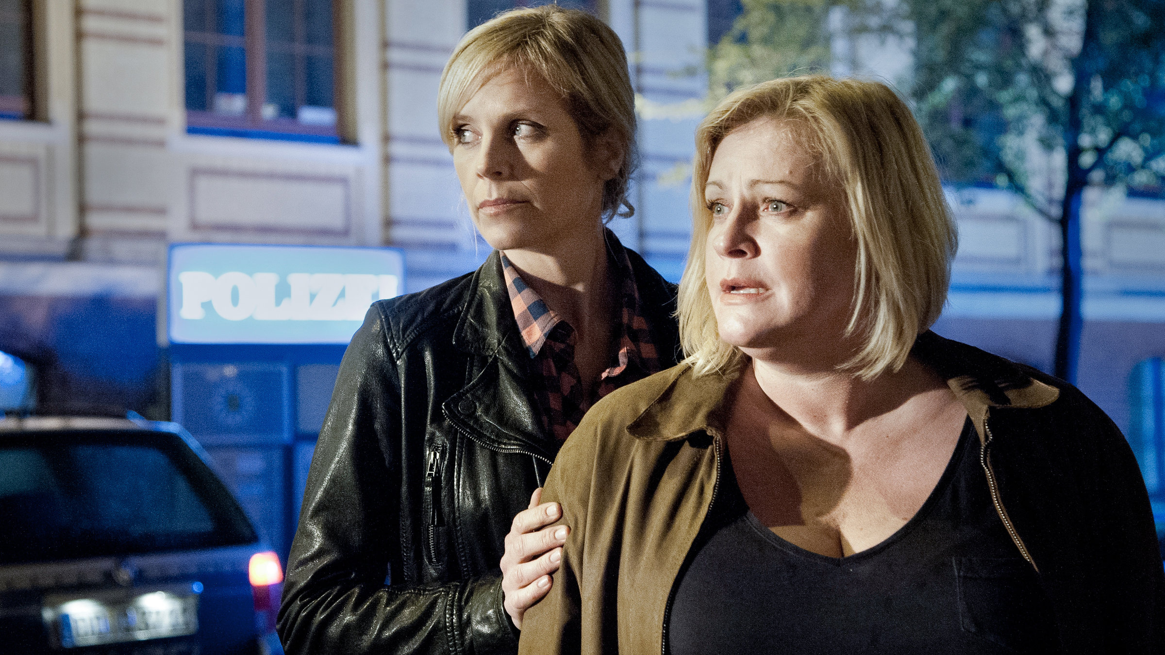 "SOKO Leipzig - Tod eines Kollegen": Ina Zimmermann (Melanie Marschke) und Dagmar Schnee (Petra Kleinert) stehen drau&szlig;en vor der Polizeidirektion.