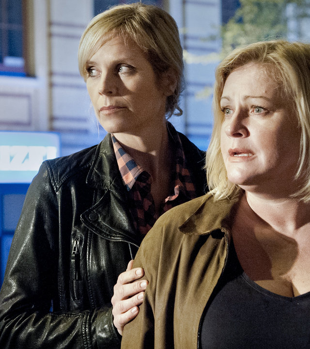 "SOKO Leipzig - Tod eines Kollegen": Ina Zimmermann (Melanie Marschke) und Dagmar Schnee (Petra Kleinert) stehen draußen vor der Polizeidirektion.