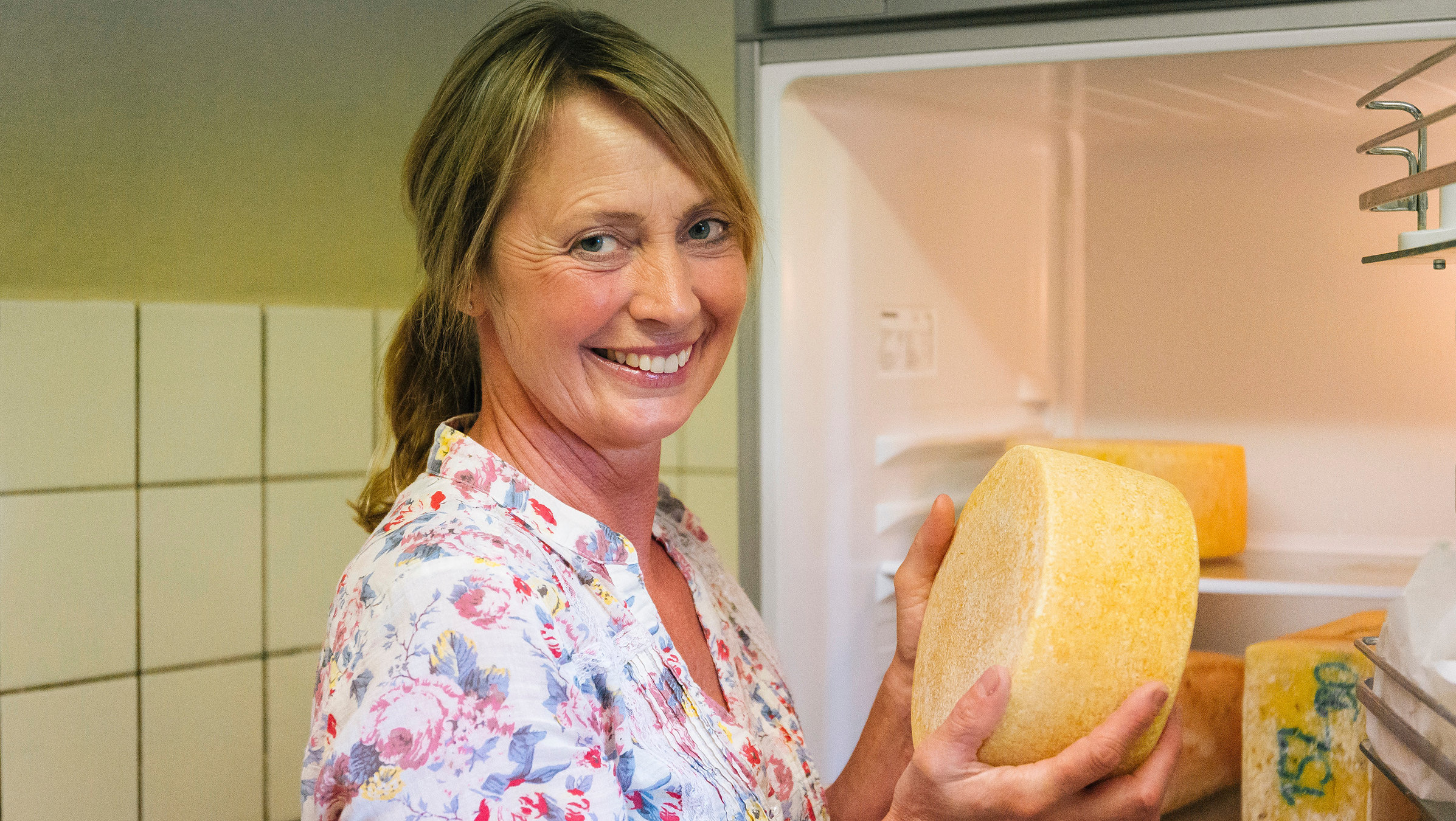 "Lecker aufs Land - Kochoriginale - Zu Annette Aller in den Westerwald": Annette Aller lässt aus der Milch ihrer Kühe Hartkäse machen. Die Laibe reifen auf dem Hof und erfordern viel Aufmerksamkeit, da sie bis zu sechs Monate lagern.