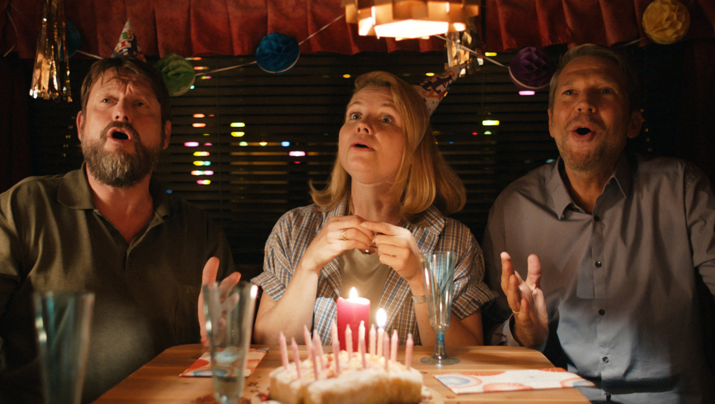"Lucky Loser": Mike (Peter Trabner) singt mit Claudia (Annette Frier) und Thomas (Kai Wiesinger) im dekorierten Wohnwagen ein Geburtstagsständchen.