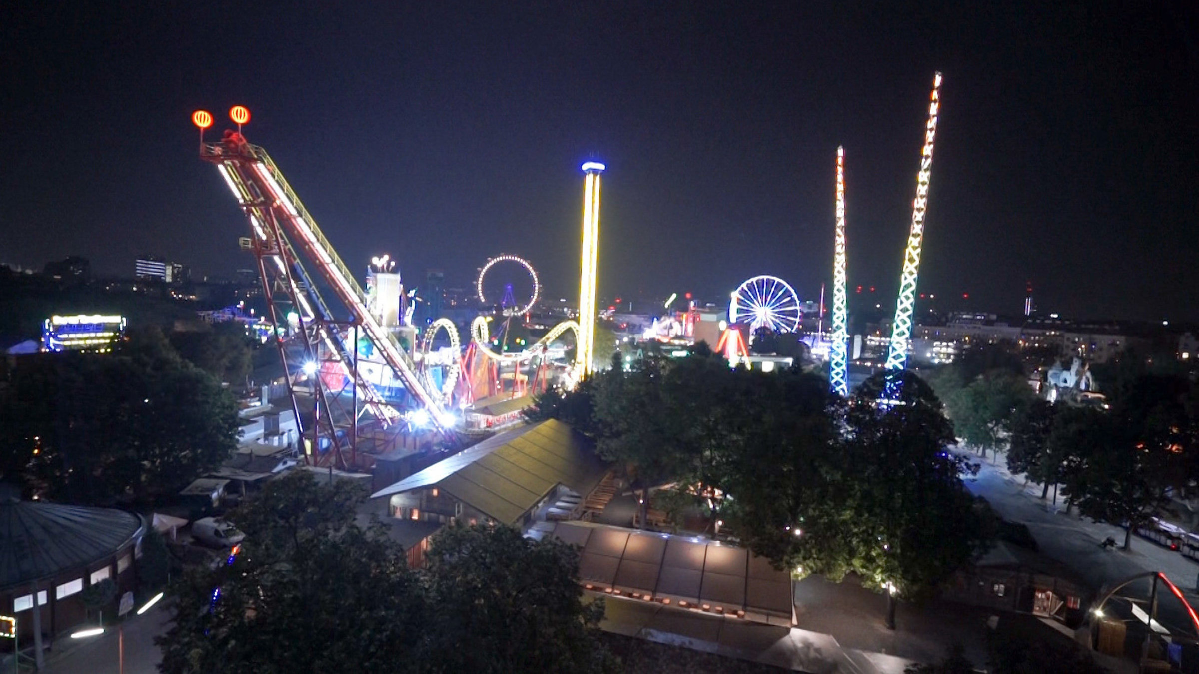 "Der Prater (3/3) - Der Wurstelprater":  Der Wiener "Wurstelprater" am Abend.