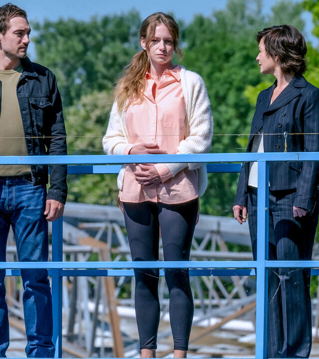"SOKO Linz - Schmutziges Wasser": Ben Halberg (Daniel Gawlowski), Susa Marek (Helene Stupnicki) und Joe (Katharina Stemberger) stehen auf einer blauen Brücke auf dem Gelände des Abwassersystems.