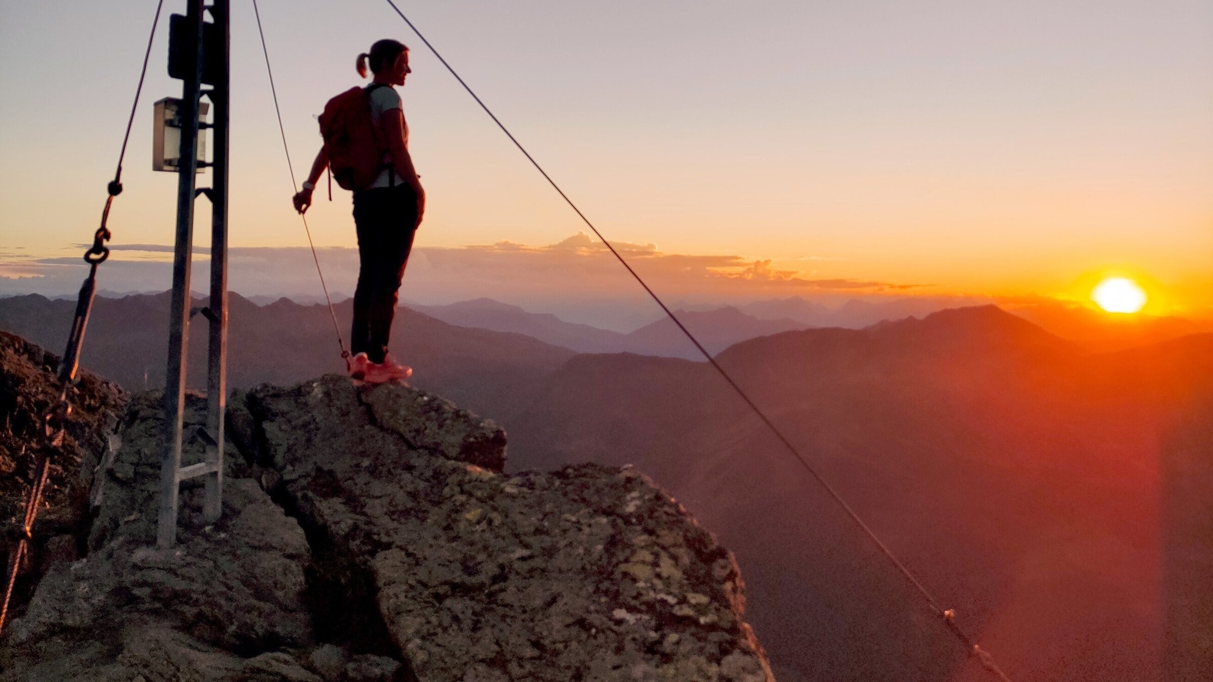 "In den Kitzbüheler Alpen mit Marlies Raich": Marlies Raich tankt die ersten Sonnenstrahlen beim Sonnenaufgang am Feldalphorn.