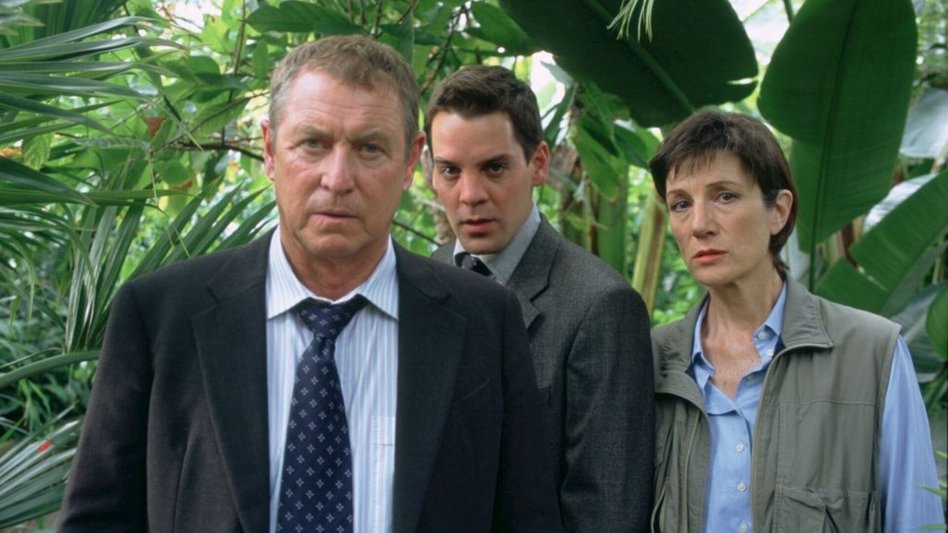 "Inspector Barnaby - Die Blumen des Bösen": Gruppenaufnahme von DCI Tom Barnaby (John Nettles), DS Dan Scott (John Hopkins) und Prof. Margaret Winstanley (Harriet Walter).