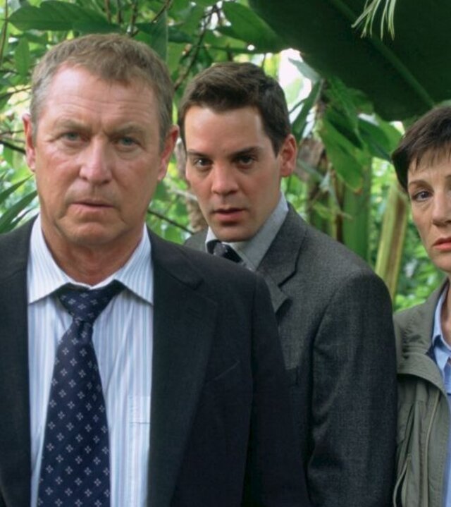 "Inspector Barnaby - Die Blumen des Bösen": Gruppenaufnahme von DCI Tom Barnaby (John Nettles), DS Dan Scott (John Hopkins) und Prof. Margaret Winstanley (Harriet Walter).
