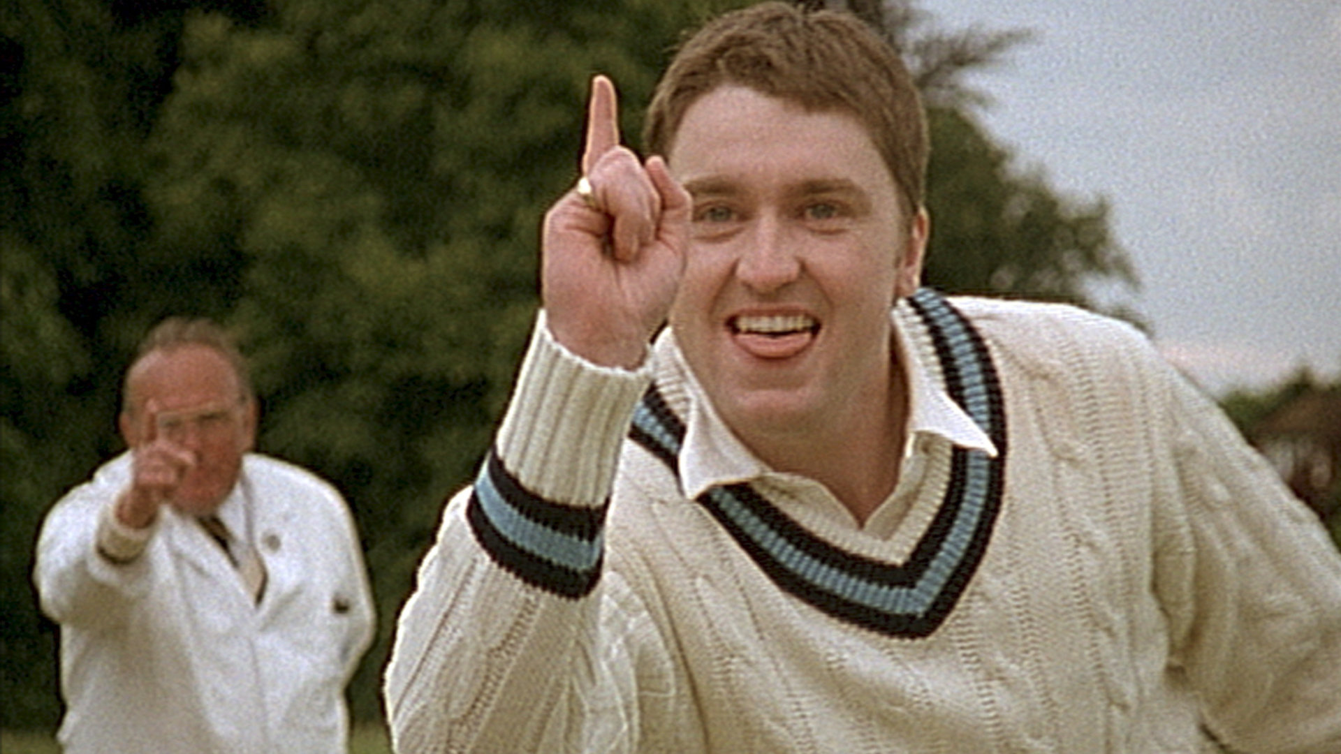 "Inspector Barnaby - Sport ist Mord": Sergeant Troy (Daniel Casey) in Nahaufnahme mit erhobenem Zeigefinger. Hinter ihm steht noch ein Mann, der eine ähnliche Bewegung macht.