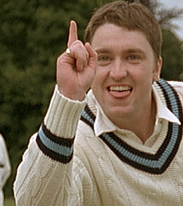 "Inspector Barnaby - Sport ist Mord": Sergeant Troy (Daniel Casey) in Nahaufnahme mit erhobenem Zeigefinger. Hinter ihm steht noch ein Mann, der eine ähnliche Bewegung macht.