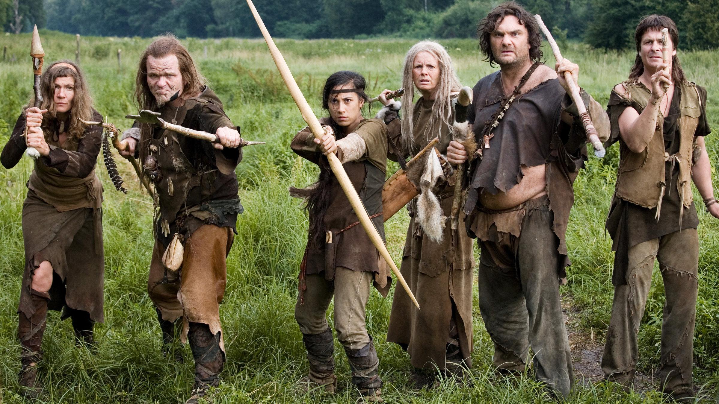 "Die Steintaler - von wegen Homo sapiens (4/12) - Einmal Wald, immer Wald": Gruppenbild (v.li.): Carmen Gratl (Bele), Cornelius Obonya (Guruk), Maya Henselek (Alva), Ulli Maier (Avlis), Martin Leutgeb (Gulo), Michael Dangl (Retila) beim Angriff.