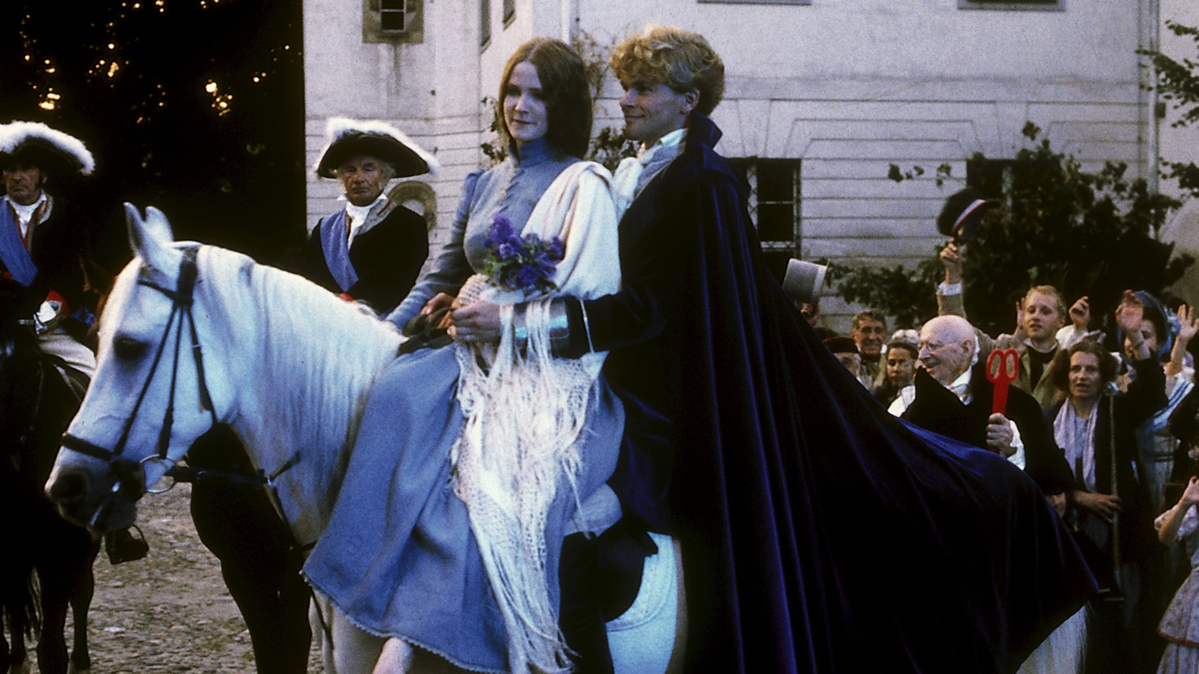 "Aschenputtel": Aschenputtel (Petra Vigna) und der Prinz (Stephan Meyer-Kohlhoff) sitzen gemeinsam auf einem Schimmel. Hinter ihnen stehen jubelnde Menschen.