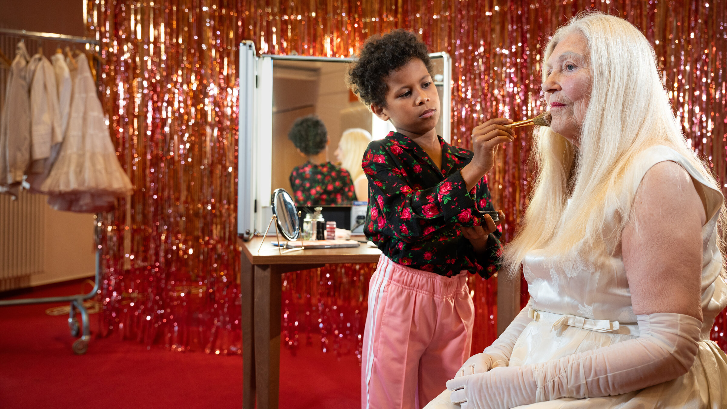 "Gegen das Vergessen: Mit Demenz auf der Bühne": Maris hilft Beate beim Schminken in der Garderobe.
